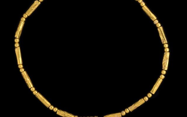 Golden necklace from the Mount Scopus findings (Daphna Gazit/IAA)