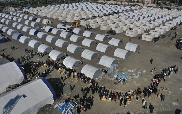 People who lost their houses in the devastating earthquake, lineup to receive aid supplies at a makeshift camp, in Iskenderun city, southern Turkey, February 14, 2023. (Hussein Malla/AP) People who lost their houses in the devastating earthquake, lineup to receive aid supplies at a makeshift camp, in Iskenderun city, southern Turkey, February 14, 2023. (Hussein Malla/AP)