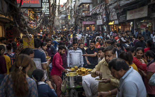 People eat street food as shoppers crowd a market in New Delhi, India, Nov. 12, 2022 (AP Photo/Altaf Qadri, File) People eat street food as shoppers crowd a market in New Delhi, India, Nov. 12, 2022 (AP Photo/Altaf Qadri, File)