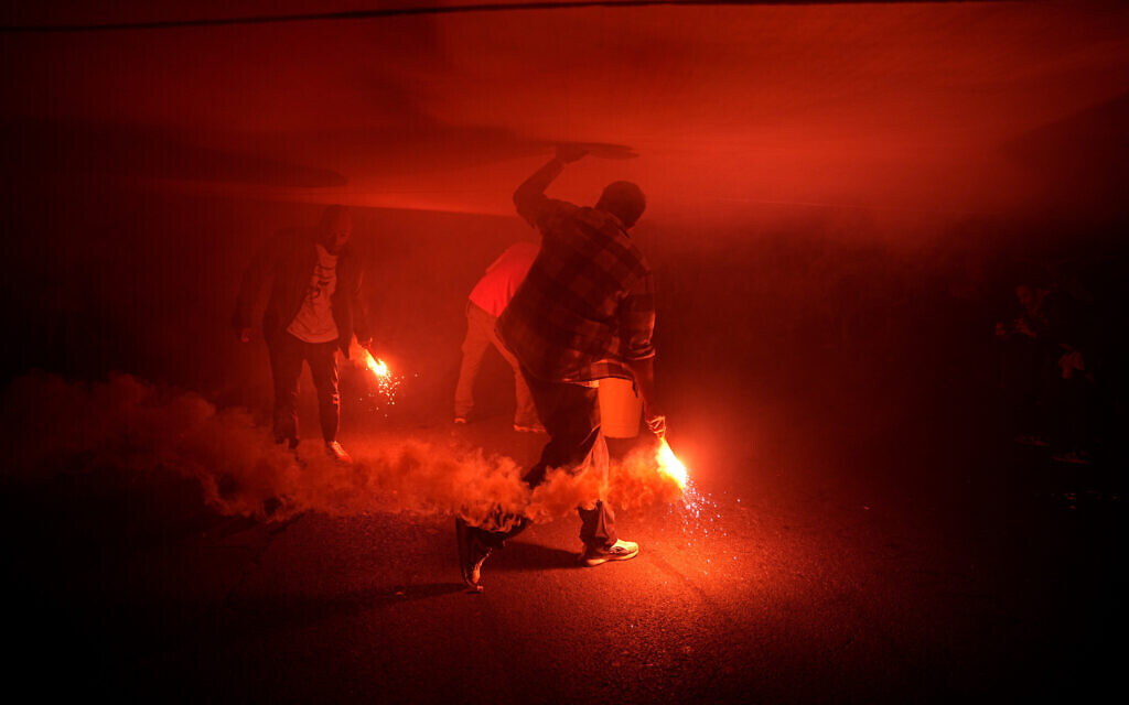Israelis protesting Prime Minister Benjamin Netanyahu's government plans to overhaul the judicial system hold an alternative Independence Day observance in Tel Aviv, Israel, Tuesday, April 25, 2023. (AP Photo/Ohad Zwigenberg)