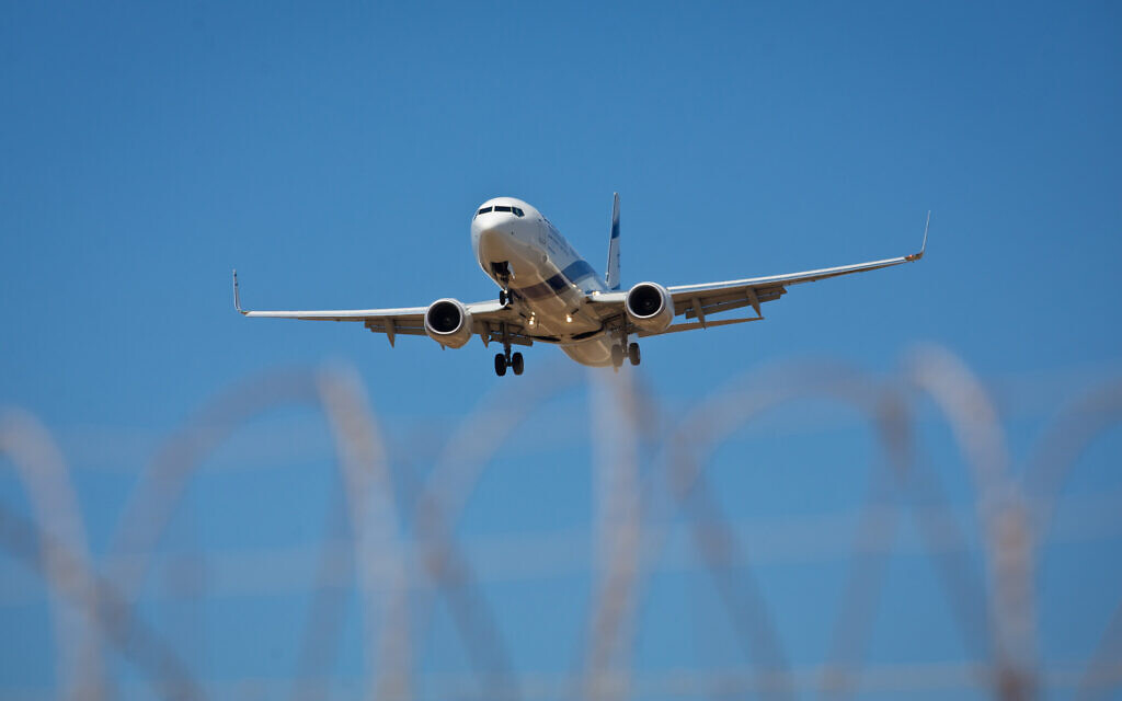 An El Al plane after takeoff from Ben Gurion Airport. September 7, 2014. (Moshe Shai/Flash90)