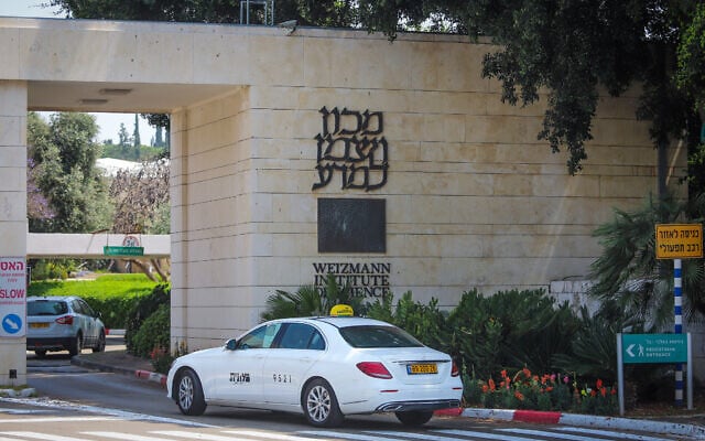 Cars enter the Weizmann Institute of Science in Rehovot on April 20, 2020. (Yossi Aloni/Flash90)