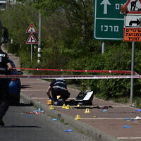 Police at the scene of a terror attack in Tzrifin, where two soldiers were injured, April 4, 2023 (Avshalom Sassoni/FLASH90)