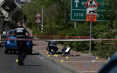 Police at the scene of a suspected terror attack, where two soldiers were injured, April 4, 2023 (Avshalom Sassoni/FLASH90)