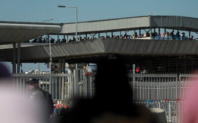 Palestinians make their way through the Qalandiya checkpoint to attend Friday prayers of the holy Muslim month of Ramadan at Jerusalem's Al-Aqsa Mosque, on April 14, 2023. (Flash90) Palestinians make their way through the Qalandiya checkpoint to attend Friday prayers of the holy Muslim month of Ramadan at Jerusalem's Al-Aqsa Mosque, on April 14, 2023. (Flash90)