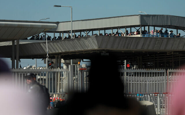 Palestinians make their way through the Qalandiya checkpoint to attend Friday prayers of the holy Muslim month of Ramadan at Jerusalem's Al-Aqsa Mosque, on April 14, 2023. (Flash90) Palestinians make their way through the Qalandiya checkpoint to attend Friday prayers of the holy Muslim month of Ramadan at Jerusalem's Al-Aqsa Mosque, on April 14, 2023. (Flash90)