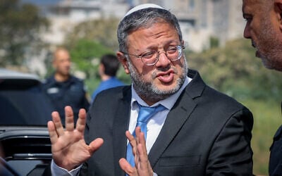 National Security Minister Itamar Ben Gvir tours Lod, April 17, 2023. (Flash90)