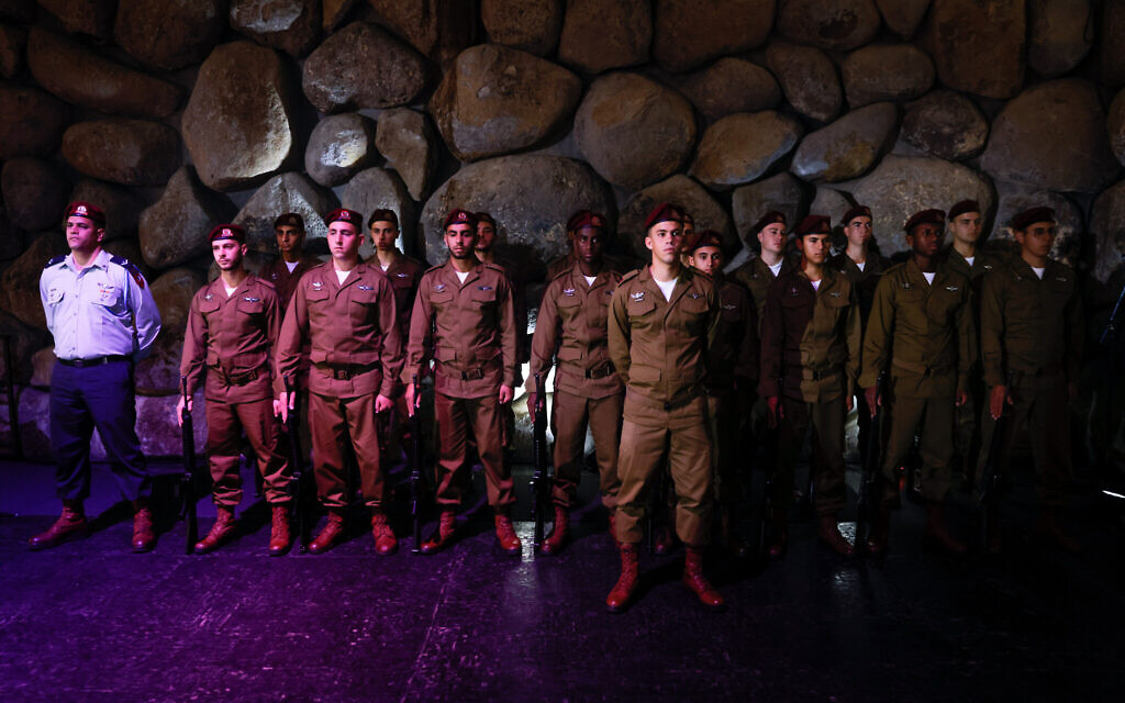IDF soldiers at a ceremony in the Hall of Remembrance at the Yad Vashem holocaust museum in Jerusalem, on Holocaust Remembrance Day on April 18, 2023. (Erik Marmor/Flash90)