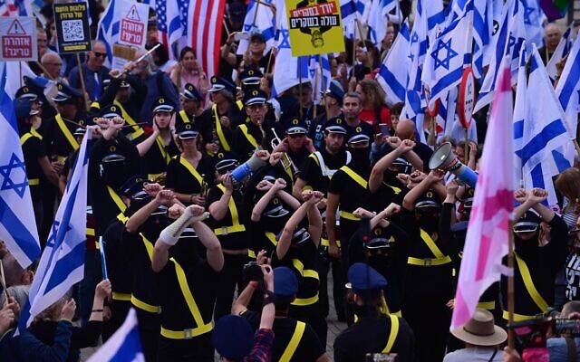 Protesters outside the Jewish Federation of North America conference, in Tel Aviv, on April 23, 2023 (Tomer Neuberg/FLASH90)