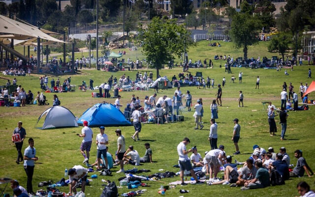 People barbecue on Israel's 75th Independence Day, in Sacher Park, Jerusalem, April 26, 2023. (Yonatan Sindel/Flash90) People barbecue on Israel's 75th Independence Day, in Sacher Park, Jerusalem, April 26, 2023. (Yonatan Sindel/Flash90)