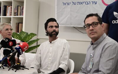 Itzik Saidyan (C) after his release from the rehabilitation center at Sheba Medical Center, in Ramat Gan, April 27, 2023 (Avshalom Sassoni/Flash90)