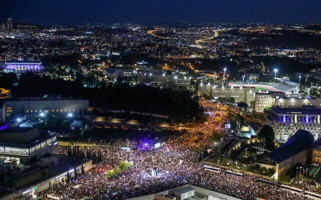 Right-wing Israelis attend a rally in support of the government's planned judicial overhaul, outside the Knesset in Jerusalem, on April 27, 2023. (Flash90)