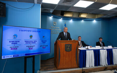 Prime Minister Benjamin Netanyahu (left), alongside Education Minister Yoav Kisch (center) and Finance Minister Bezalel Smotrich during a press conference, at the Prime Minister's Office in Jerusalem, on April 30, 2023. (Alex Kolomoisky/POOL)