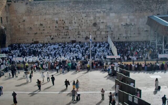 Thousands gather at the Western Wall in Jerusalem for the semi-annual priestly blessing ceremony, April 9, 2023 (Screenshot) Thousands gather at the Western Wall in Jerusalem for the semi-annual priestly blessing ceremony, April 9, 2023 (Screenshot)