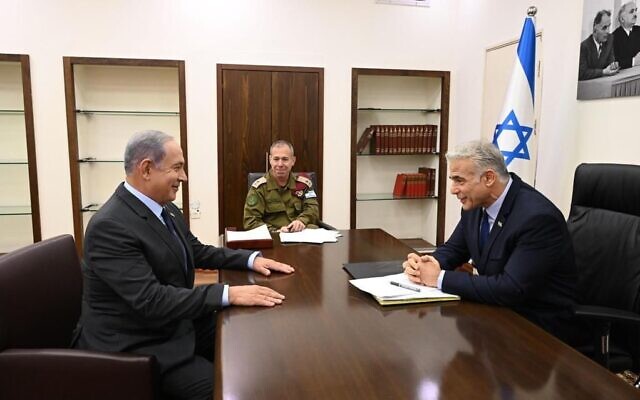 File: Then-opposition leader Benjamin Netanyahu (left) has a briefing then-prime minister Yair Lapid, August 7, 2022. (Haim Zach/GPO)