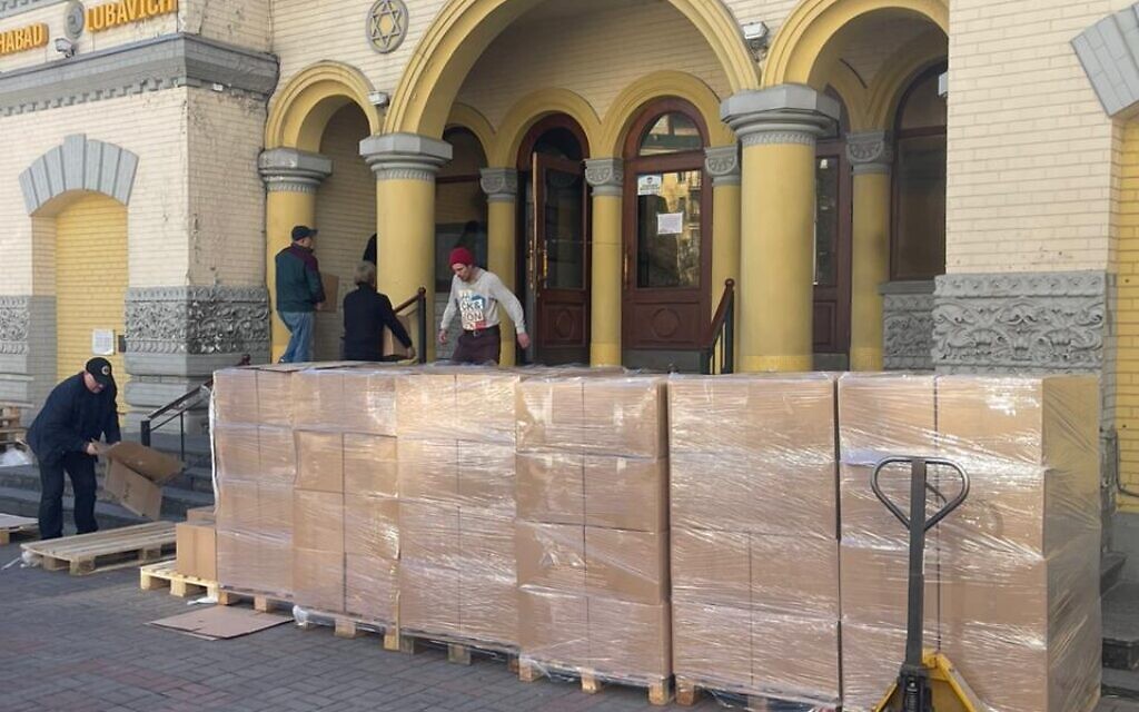 Workers unload boxes of matzah ahead of Passover at the Brodsky synagogue in central Kyiv, April 2, 2023 (Office of Chief Rabbi Moshe Azman)