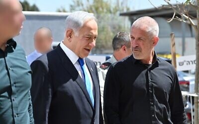 Prime Minister Benjamin Netanyahu (left) and Shin Bet chief Ronen Bar, at a pre-Passover toast on April 4, 2023. (Kobi Gideon/GPO)