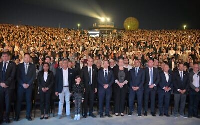 From left to right: Caption (L-R): Yesh Atid MK Vladimir Beliak; Likud MK Tsega Melaku; Tod Elan, father of 2nd Lt. Carmi Elan, and his granddaughter; Ofer Gutman, CEO of Masa Israel Journey; cabinet secretary Yossi Fuchs; Stephanie Hallett, Deputy Chief of Mission at the US Embassy; US House Minority Leader Hakeem Jeffries; Doron Almog, chairman of the Jewish Agency for Israel; Mark Wilf, Chairman of the Board of Governors of the Jewish Agency for Israel, at the Masa Israel Journey Memorial Day ceremony in Latrun, April 24, 2023. (Masa Israel Journey)