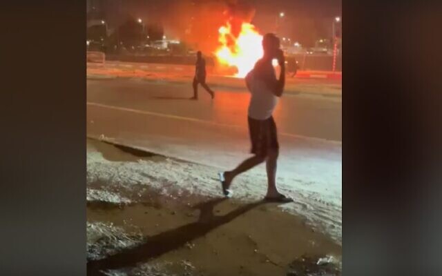 Two people were seriously injured in a car blast on April 10, 2023 in Lod, in what police believe was a criminal incident.
(Screenshot: MDA; Used in accordance with Clause 27a of the Copyright Law) Two people were seriously injured in a car blast on April 10, 2023 in Lod, in what police believe was a criminal incident.
(Screenshot: MDA; Used in accordance with Clause 27a of the Copyright Law)
