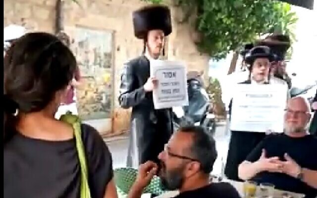 Ultra-Orthodox men protest outside Menza in Jerusalem on April 10, 2023. (screen capture: Twitter/Eran Ben Yehuda; used in accordance with Clause 27a of the Copyright Law) Ultra-Orthodox men protest outside Menza in Jerusalem on April 10, 2023. (screen capture: Twitter/Eran Ben Yehuda; used in accordance with Clause 27a of the Copyright Law)