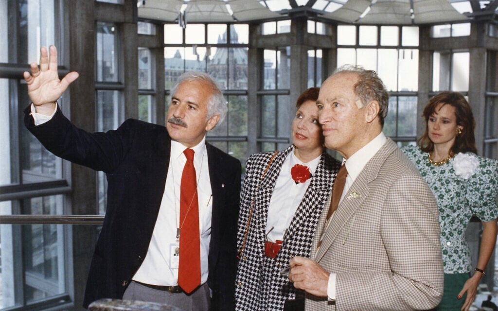Moshe Safdie and former Canadian prime minister Pierre Trudeau at the National Gallery of Canada in 1988. (Courtesy Safdie Architects)