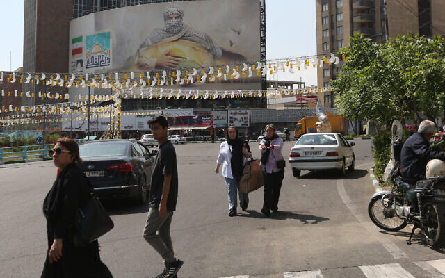 Women walk along a street in Tehran on April 19, 2023, days after authorities shut more than 150 businesses for not respecting the obligation for women to wear headscarves. (ATTA KENARE / AFP) Women walk along a street in Tehran on April 19, 2023, days after authorities shut more than 150 businesses for not respecting the obligation for women to wear headscarves. (ATTA KENARE / AFP)