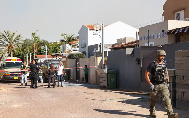 Israeli security forces and emergency personnel cordon off an area in the southern city of Sderot on May 2, 2023, following a rocket attack from the Gaza Strip. (GIL COHEN-MAGEN / AFP)