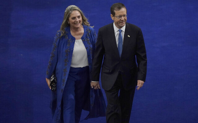 President Isaac Herzog and his wife Michal arrive at Westminster Abbey in central London on May 6, 2023, ahead of the coronation of Britain's King Charles III. (Photo by Andrew Matthews / POOL / AFP) President Isaac Herzog and his wife Michal arrive at Westminster Abbey in central London on May 6, 2023, ahead of the coronation of Britain's King Charles III. (Photo by Andrew Matthews / POOL / AFP)