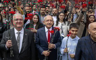 Turkey's Republican People's Party (CHP) Chairman and Presidential candidate Kemal Kilicdaroglu (C) walks to Anitkabir, the mausoleum of Turkey's founder Mustafa Kemal Ataturk, during an election campaign in Ankara, on May 13, 2023. (BULENT KILIC / AFP)