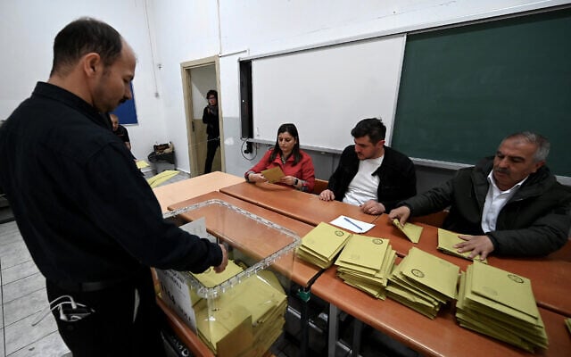 Election officials count ballots at a polling station after polls closed in Turkey's general elections in Istanbul on May 14, 2023. (OZAN KOSE/AFP) Election officials count ballots at a polling station after polls closed in Turkey's general elections in Istanbul on May 14, 2023. (OZAN KOSE/AFP)