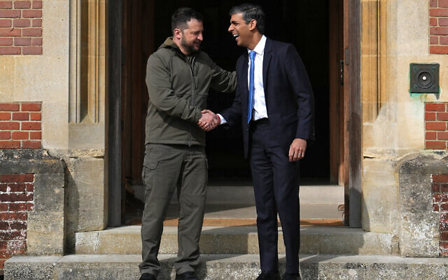 Britain's Prime Minister Rishi Sunak (R) greets Ukraine's President Volodymyr Zelensky at Chequers, the prime minister's official country residence, near Ellesborough, northwest of London, on May 15, 2023 (Carl Court / POOL / AFP) Britain's Prime Minister Rishi Sunak (R) greets Ukraine's President Volodymyr Zelensky at Chequers, the prime minister's official country residence, near Ellesborough, northwest of London, on May 15, 2023 (Carl Court / POOL / AFP)