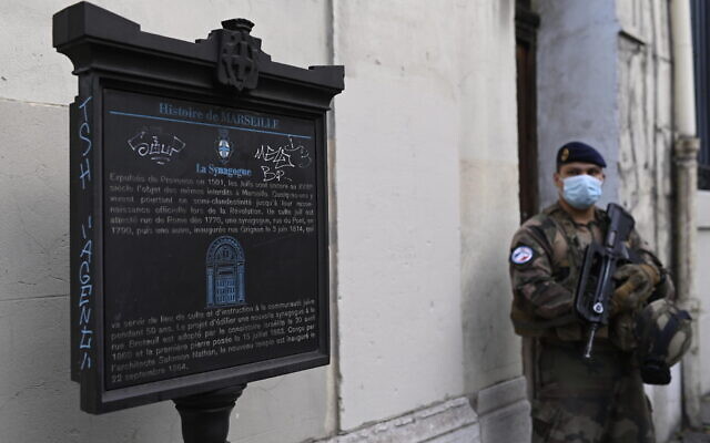 A French officer stands guard near a synagogue in Marseille on November 3, 2020. (Christophe SIMON / AFP) A French officer stands guard near a synagogue in Marseille on November 3, 2020. (Christophe SIMON / AFP)