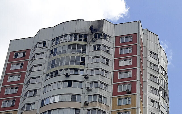 An investigator inspects a damage after an alleged Ukrainian drone attacked an apartment building in Moscow, Russia, May 30, 2023. (AP) An investigator inspects a damage after an alleged Ukrainian drone attacked an apartment building in Moscow, Russia, May 30, 2023. (AP)
