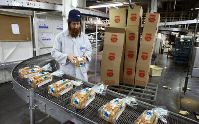 A worker in an Angel Bakeries Factory in Jerusalem on August 16, 2010 (Abir Sultan/Flash 90)