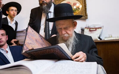 Rabbi Gershon Edelstein, head of the Ponevez Yeshiva lights the Hanukkah candles on the last night of the jewish holiday of Hanukkah, at his home in Bnei Brak, December 19, 2017, Hanukkah, also known as the Festival of Lights, is an eight-day Jewish holiday commemorating the rededication of the Holy Temple. The festival is observed by the kindling of the lights of a 'hanuckia'- a nine-branched candelabrum, with one additional light being lit on each night of the holiday. Photo by Aharon Krohn/Flash90 *** Local Caption *** äãì÷ú ðøåú çðåëä
 çðåëä
îãìé÷ ðøåú 
äãì÷ú ðøåú çðåëä
äøá âøùåï àãìùèééï îãìé÷ ðøåú çðåëä ááéúå ááðé áø÷. äøá àãìùèééï äåà øàù éùéáú ôåðéáæ' ááðé áø÷, çáø îåòöú âãåìé äúåøä ùì ãâì äúåøä åçáø ðùéàåú åòã äéùéáåú. îàæ ôèéøú äøá àäøï éäåãä ìééá ùèéðîï áùìäé 2017 ðçùá ìáëéø îáéï øáðé ãâì äúåøä.