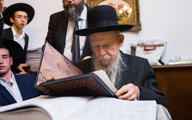 Rabbi Gershon Edelstein, head of the Ponevez Yeshiva lights the Hanukkah candles on the last night of the jewish holiday of Hanukkah, at his home in Bnei Brak, December 19, 2017, Hanukkah, also known as the Festival of Lights, is an eight-day Jewish holiday commemorating the rededication of the Holy Temple. The festival is observed by the kindling of the lights of a 'hanuckia'- a nine-branched candelabrum, with one additional light being lit on each night of the holiday. Photo by Aharon Krohn/Flash90 *** Local Caption *** äãì÷ú ðøåú çðåëä
 çðåëä
îãìé÷ ðøåú 
äãì÷ú ðøåú çðåëä
äøá âøùåï àãìùèééï îãìé÷ ðøåú çðåëä ááéúå ááðé áø÷. äøá àãìùèééï äåà øàù éùéáú ôåðéáæ' ááðé áø÷, çáø îåòöú âãåìé äúåøä ùì ãâì äúåøä åçáø ðùéàåú åòã äéùéáåú. îàæ ôèéøú äøá àäøï éäåãä ìééá ùèéðîï áùìäé 2017 ðçùá ìáëéø îáéï øáðé ãâì äúåøä.