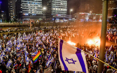 Israelis block the Ayalon highway in Tel Aviv during a protest against the Israeli government's planned judicial overhaul on March 26, 2023. (Avshalom Sassoni/Flash90)