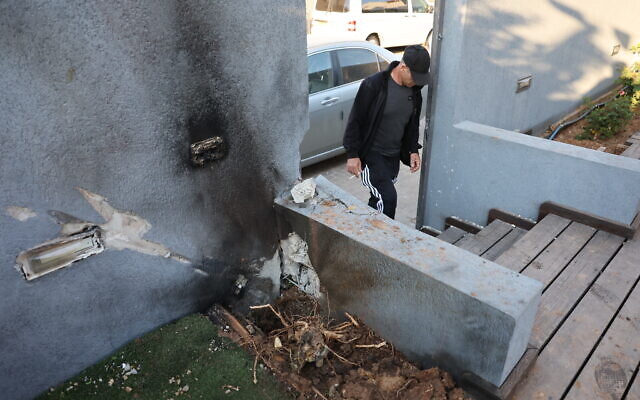 The site where a rocket fired from Gaza hit a home in the southern city of Sderot, May 2, 2023. (Yonatan Sindel/FLASH90)