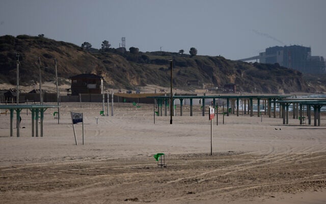 View of the almost empty beach in the southern city of Ashkelon, on May 9, 2023 (Yonatan Sindel/Flash90)