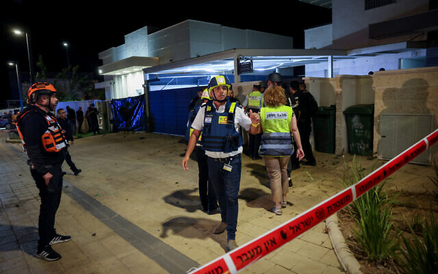 Police and army at the scene where a rocket fired from Gaza hit and damaged a house in Sderot. May 10, 2023 (Yonatan Sindel/Flash90)