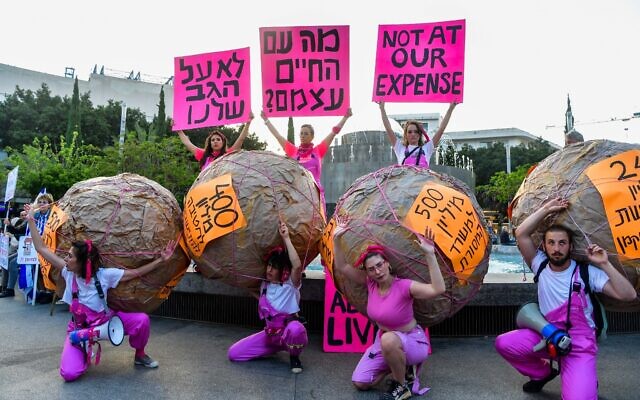 Protesters against the government's judicial overhaul plans in Tel Aviv, on May 13, 2023. (Avshalom Sassoni/Flash90)