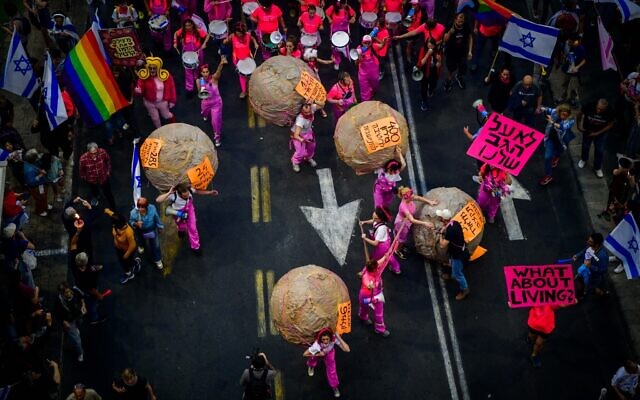 Protesters against the government's judicial overhaul plans in Tel Aviv, on May 13, 2023. (Avshalom Sassoni/Flash90)