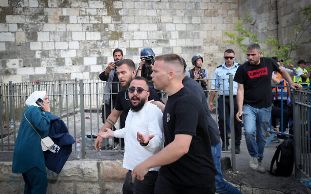 Police detain a man suspected of attacking members of the press at Damascus Gate on Jerusalem Day, May 18, 2023. (Jamal Awad/Flash90) Police detain a man suspected of attacking members of the press at Damascus Gate on Jerusalem Day, May 18, 2023. (Jamal Awad/Flash90)