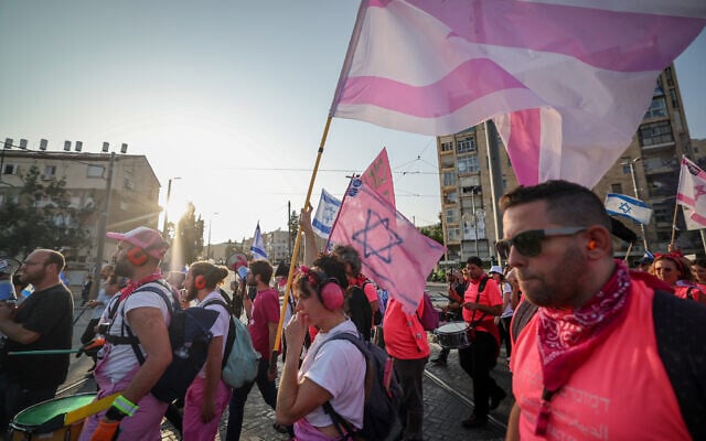 Israeli demonstrators march towards the Israeli parliament in Jerusalem, as they protest the proposed state budget. May 23, 2023. (Yonatan Sindel/Flash90)