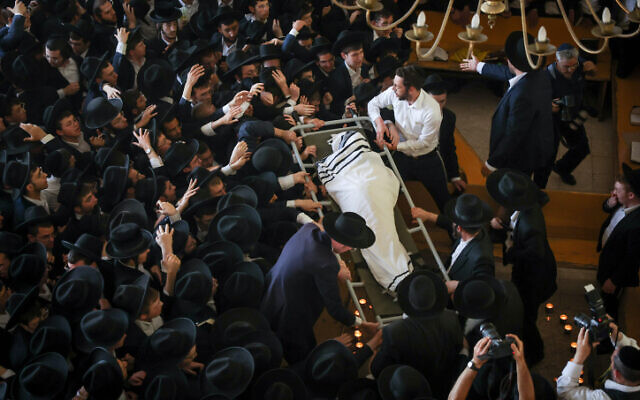 Thousands gather around the body of Rabbi Gershon Edelstein, head of the Ponevezh Yeshiva in Bnei Brak, on May 30, 2023. (Yonatan Sindel/FLASH90)