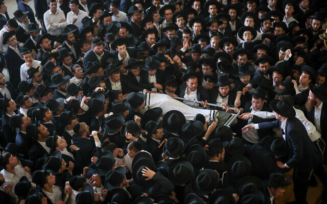 Thousands gather around the body of Rabbi Gershon Edelstein, head of the Ponevezh Yeshiva in Bnei Brak, on May 30, 2023. (Yonatan Sindel/FLASH90)