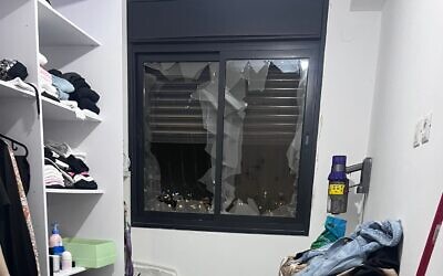 Smashed windows at the home of crime boss Ben Butbika in the coastal city of Netanya, May 22, 2023. (Twitter screenshot: used in accordance with Clause 27a of the Copyright Law)