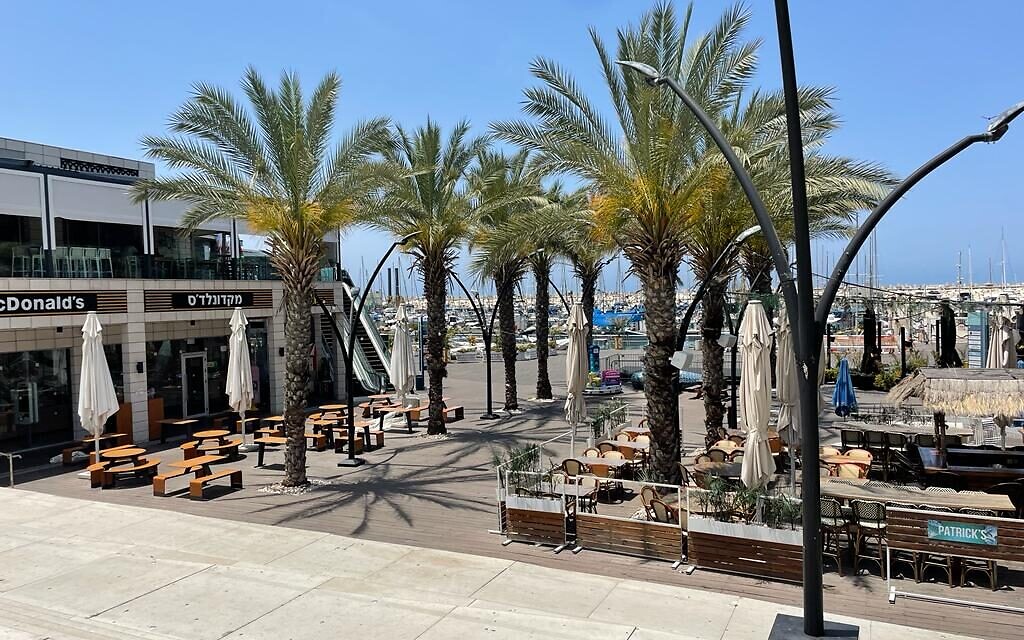 Empty storefronts at Ashkelon's marina, in light of ongoing Operation Shield and Arrow, May 11, 2023 (Carrie Keller-Lynn/The Times of Israel)