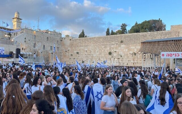 Flag March participants arrive at the Western Wall, on Jerusalem Day, May 18, 2023. (Carrie Keller-Lynn/Times of Israel) Flag March participants arrive at the Western Wall, on Jerusalem Day, May 18, 2023. (Carrie Keller-Lynn/Times of Israel)