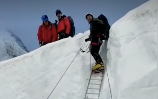 Aviad Sido climbs Everest in a video provided to Ynet (Used in accordance with Clause 27a of the Copyright Law) Aviad Sido climbs Everest in a video provided to Ynet (Used in accordance with Clause 27a of the Copyright Law)